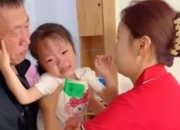幼儿园开学首日 萌娃与爷爷难舍难分
