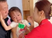 幼儿园开学首日 萌娃与爷爷难舍难分